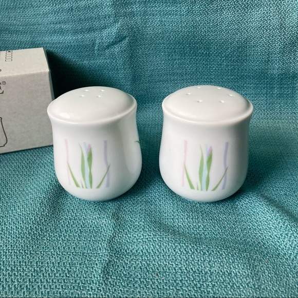 Corelle Decorated Salt & Pepper Shakers Pattern Shadow Iris Floral Design - Picture 4 of 9